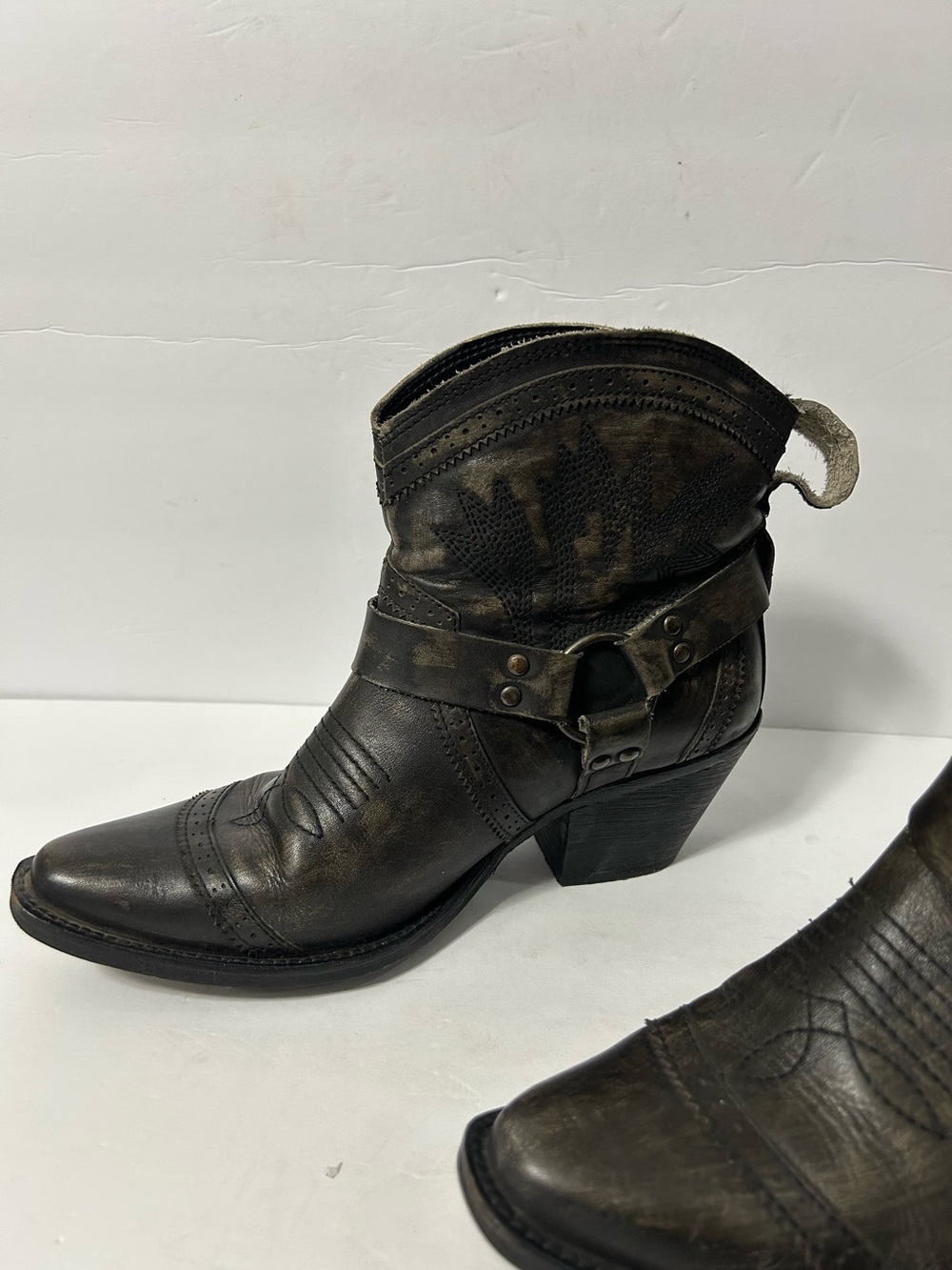 Dingo Gummy Bear DI 747 Women's Distressed Black Leather Ankle Boots 8.5M - Picture 2 of 11